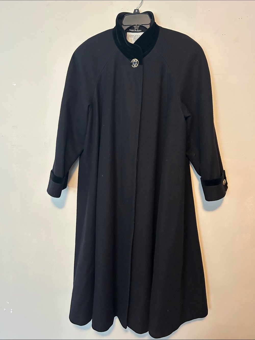 Vintage-Inspired Black Long Sleeve Coat with Velvet Trim
